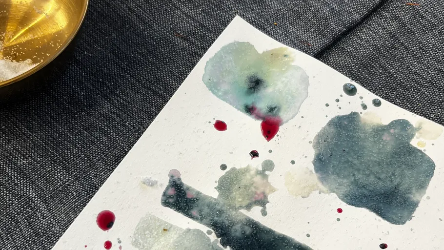 Abstrakte Aquarellmalerei auf strukturiertem Papier.