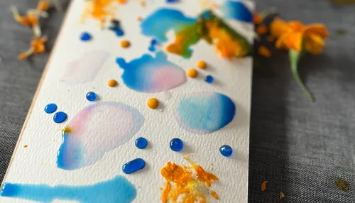 Abstraktes buntes Gemälde mit Blumen auf Tisch.