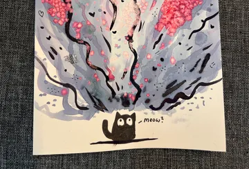 Schwarze Katze unter blühenden Zweigen gemalt.