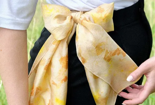 Gelbes Tuch um die Taille im Freien gebunden.