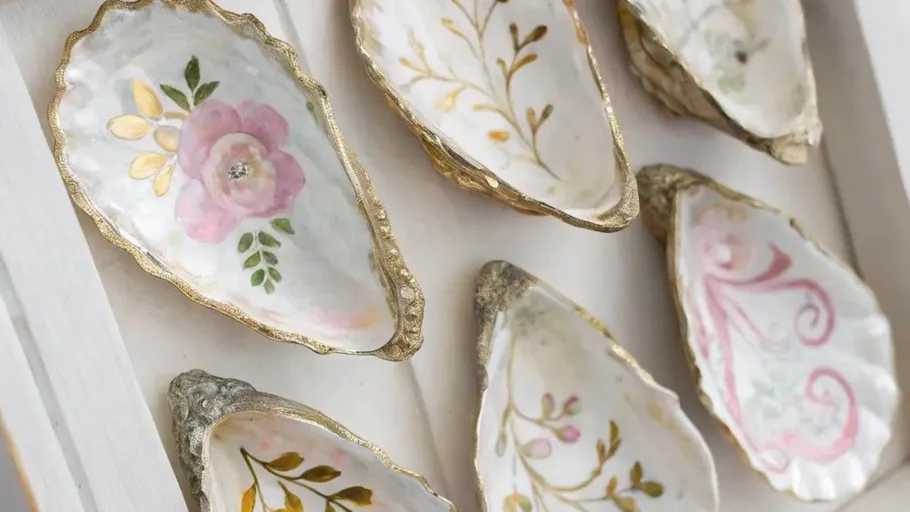 Dekorativ bemalte Austernschalen auf Ausstellung.