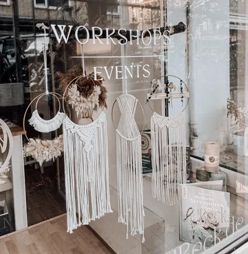 Makramee-Wandbehänge im Schaufenster ausgestellt.