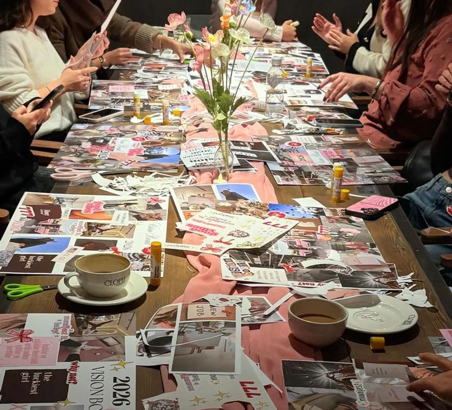 Personen erstellen Vision Boards an einem Tisch.