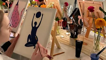 Person malt Silhouette in Malkurs.