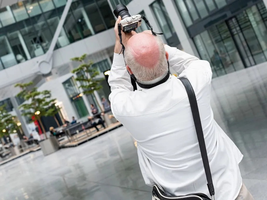 Ein Fotograf macht ein Bild in einem modernen Innenraum.
