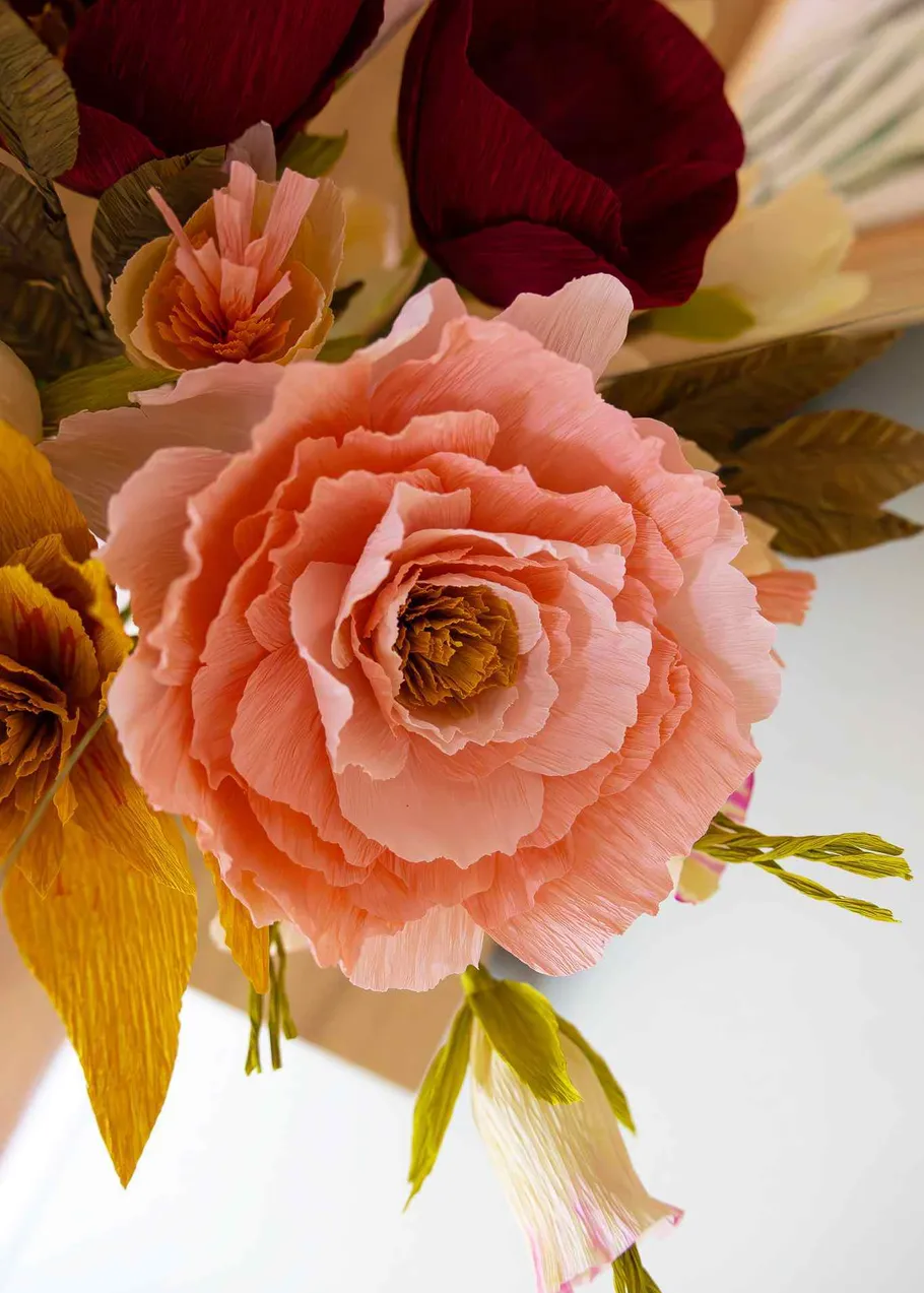 Papierblumen in einem Blumenstrauß arrangiert.