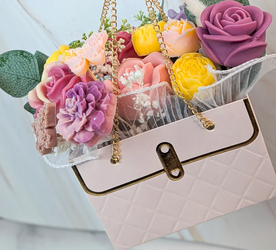 Seifenblumen in einer Handtasche arrangiert.