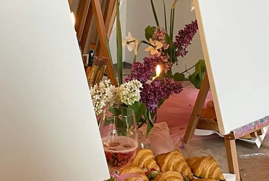 Leinwände, Gebäck und Blumen in gemütlicher Umgebung.