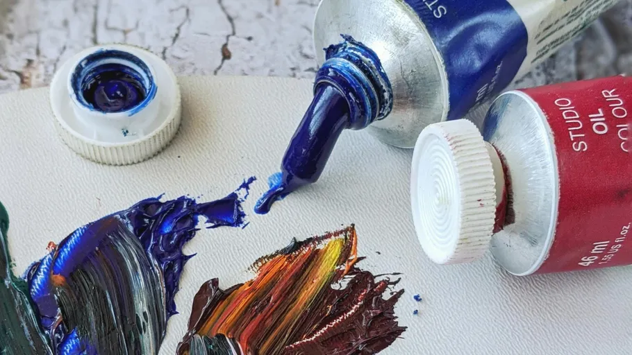 Ölfarben aus Tuben auf Palette verschüttet.