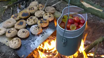 Lagerfeuer-Kochen mit Brot und Obst.