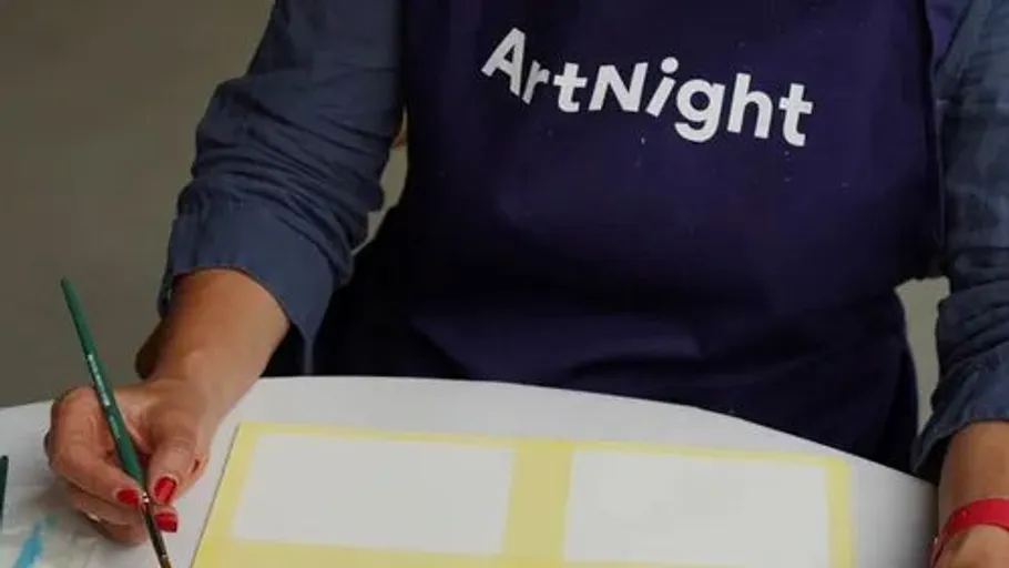 Person malt auf Leinwand mit ArtNight Schürze.