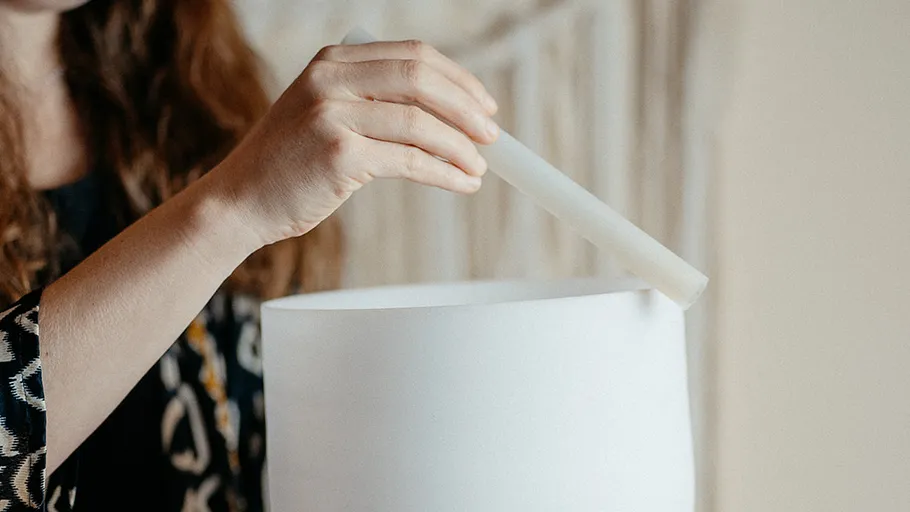 Hand spielt Kristallklangschale drinnen.