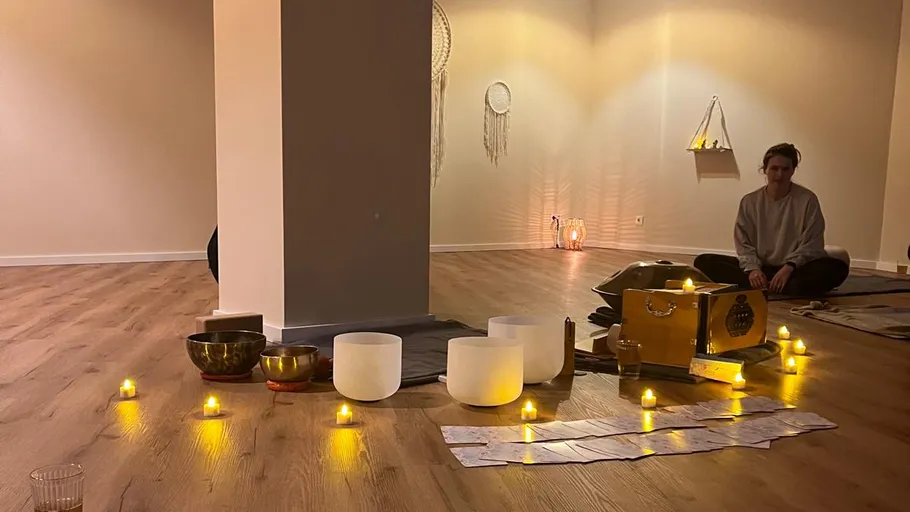 Kerzen und Schalen in einem Yogastudio.