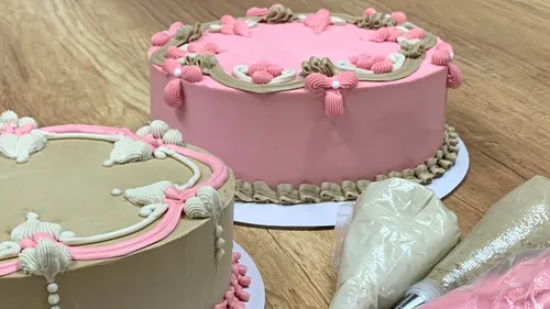 Dekorierte Kuchen mit Zuckerguss auf Holztisch.