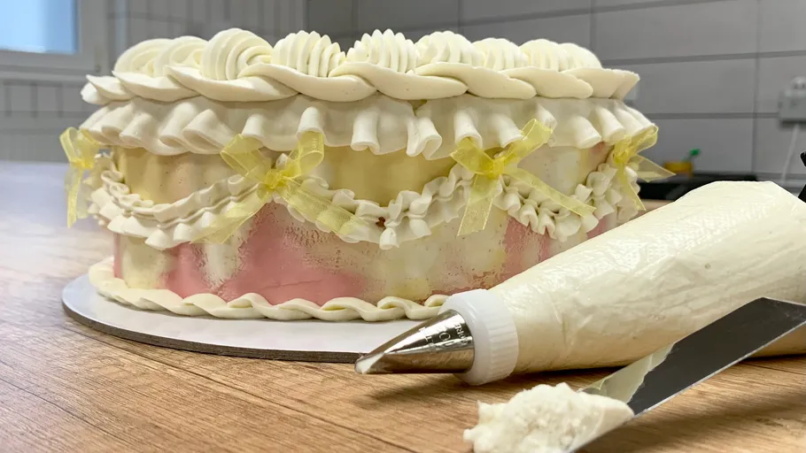 Dekorativer Kuchen mit Zuckerguss in Küche.