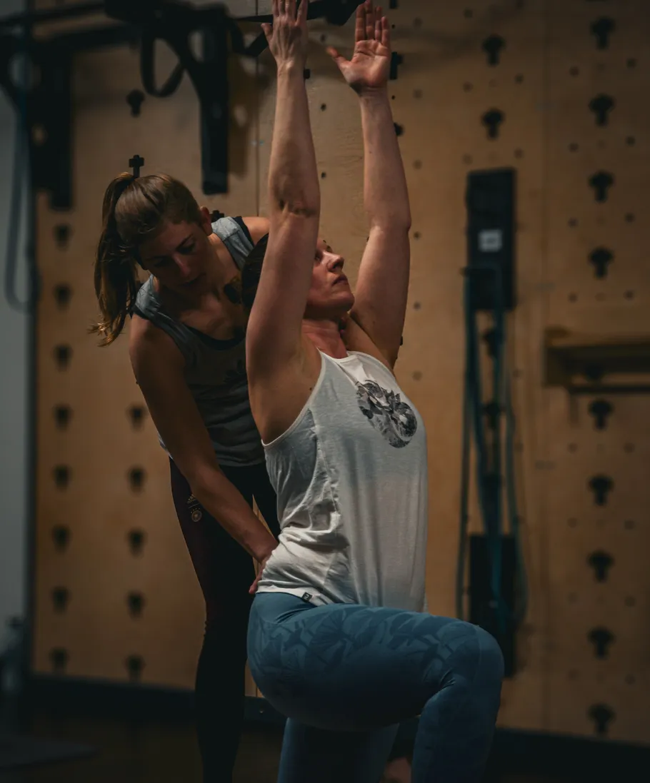 Zwei Frauen praktizieren Yoga im Studio.