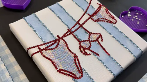 Rhinestone-Bikini-Design auf gestreifter Leinwand.