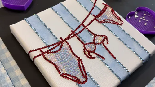 Rhinestone-Bikini-Design auf gestreifter Leinwand.