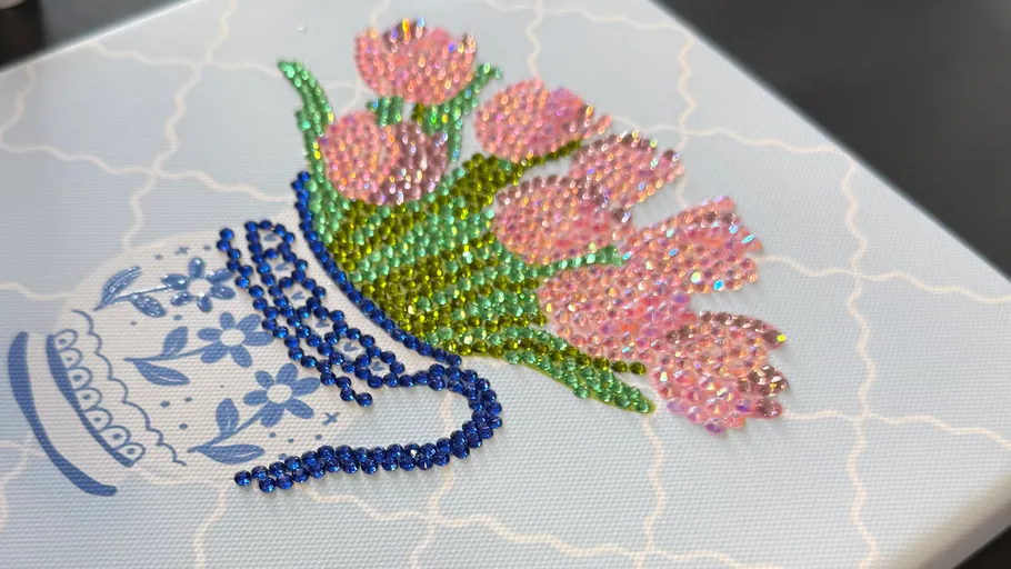 Kristallkunst eines Vase mit rosa Blumen.