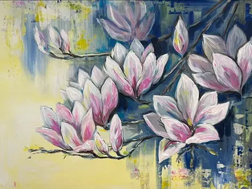 Blüten einer Magnolie entfalten sich vor buntem Hintergrund.