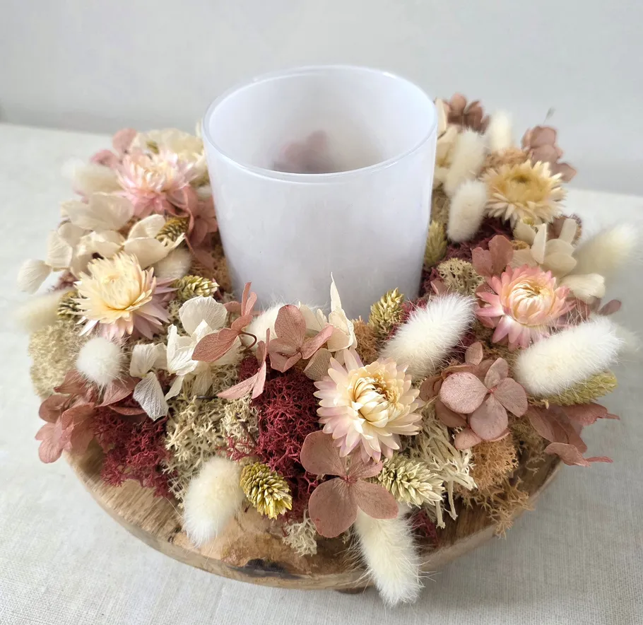 Kerzenhalter mit Trockenblumen-Arrangement.