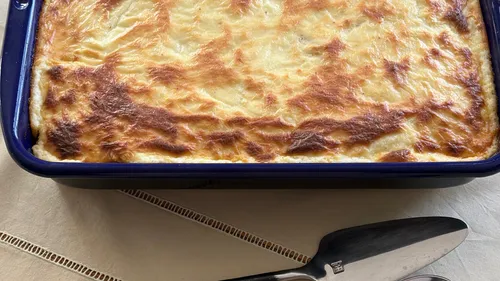 Gebackene Moussaka in blauer Auflaufform.