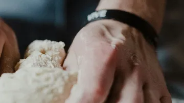 Hand knetet Teig in einer Küche.