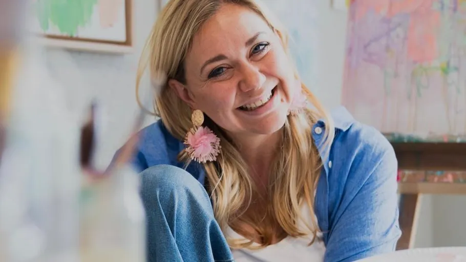 Frau lächelt im Kunststudio.