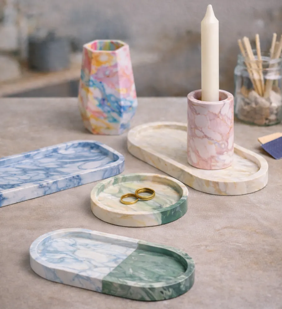 Bunte Marmorschalen und Vase auf Tisch.