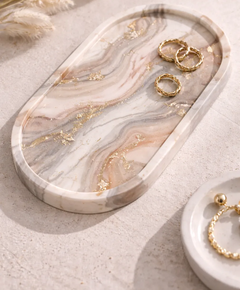 Marmor-Tablett mit drei goldenen Ringen.