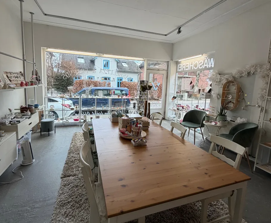 Bastelstudio mit großem Tisch, Fensterblick.