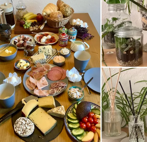 Frühstückstisch mit Käse und Fleischsorten.