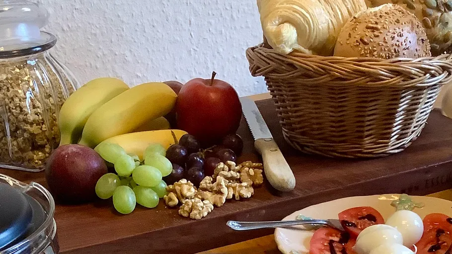 Vielseitiges Frühstücksbuffet auf Holztisch.