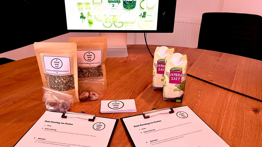 Fasten-Starterset auf Holztisch.