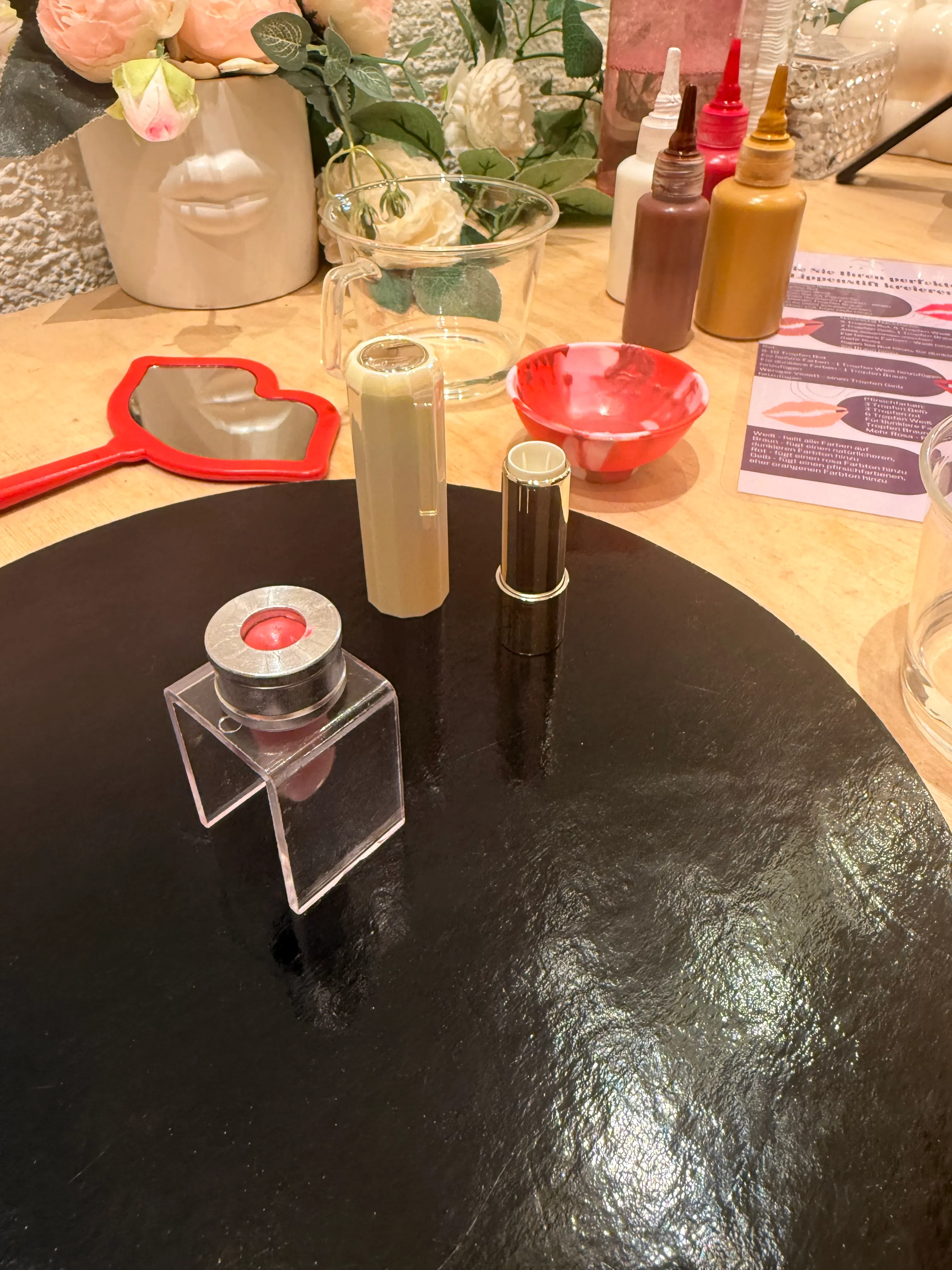 Schminkartikel auf einem dekorativen Tisch.