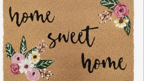 Fußmatte mit 'Home Sweet Home' Text, Blumen.