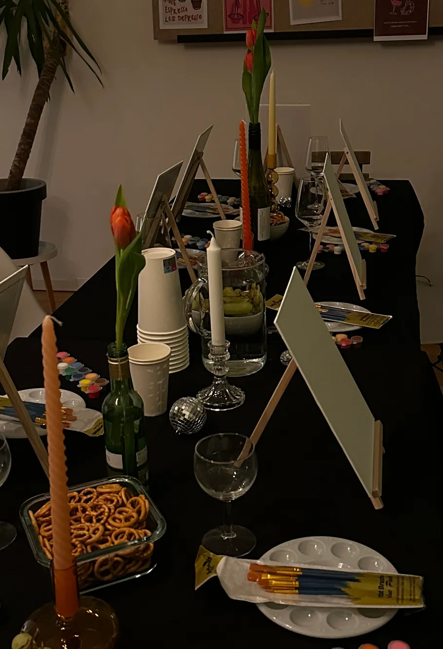 Kunstmaterialien auf einem Tisch für Malparty.