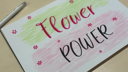 Bunter Text 'Flower Power' auf Tisch.