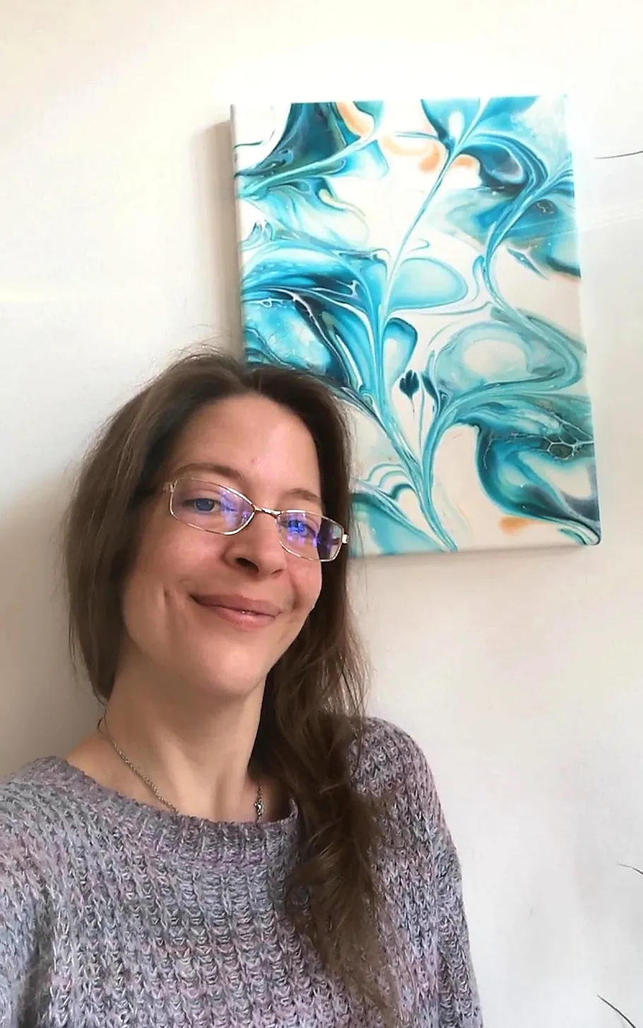 Frau lächelt, trägt Brille, abstrakter Hintergrund.