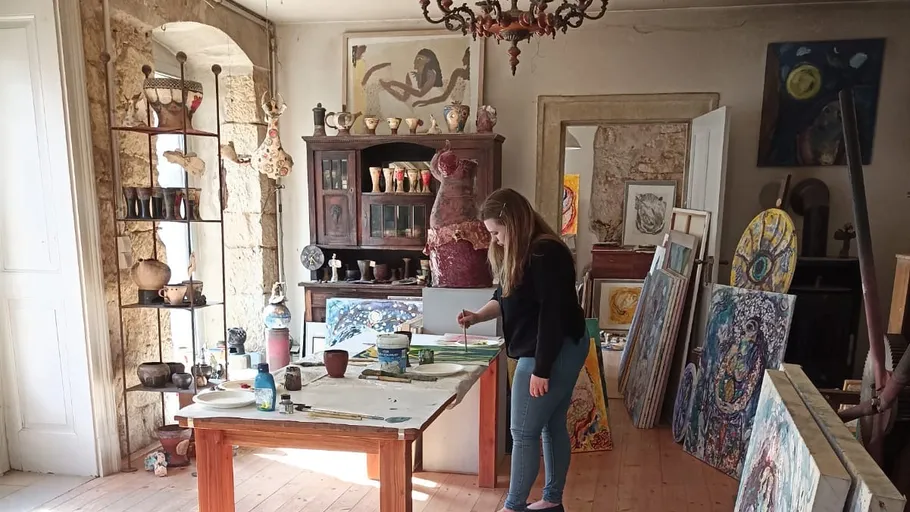 Frau malt in einem Kunststudio.