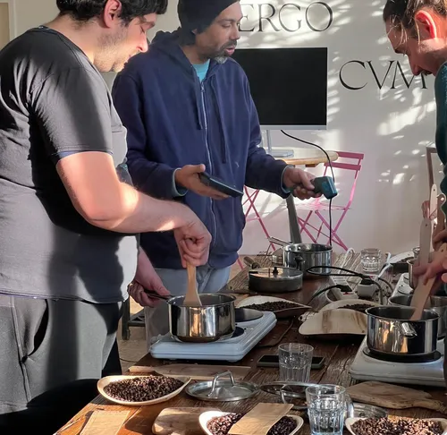 Menschen kochen um einen Holztisch.