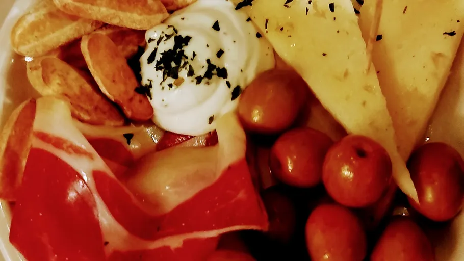 Verschiedene Vorspeisen mit Käse und Tomaten.