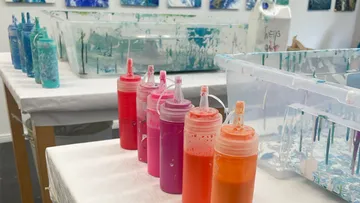 Bunte Farbflaschen im Kunststudio.