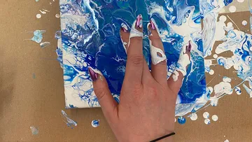 Hand malt mit blau-weißer Acrylfarbe auf Leinwand.