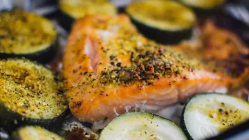 Gebackener Lachs und Zucchini mit Gewürzen.