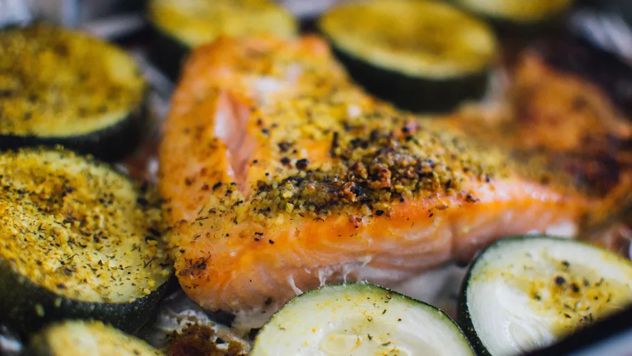 Baked salmon and zucchini with seasoning.