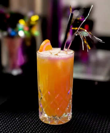 Bunter Cocktail mit Dekoration auf Bartresen.
