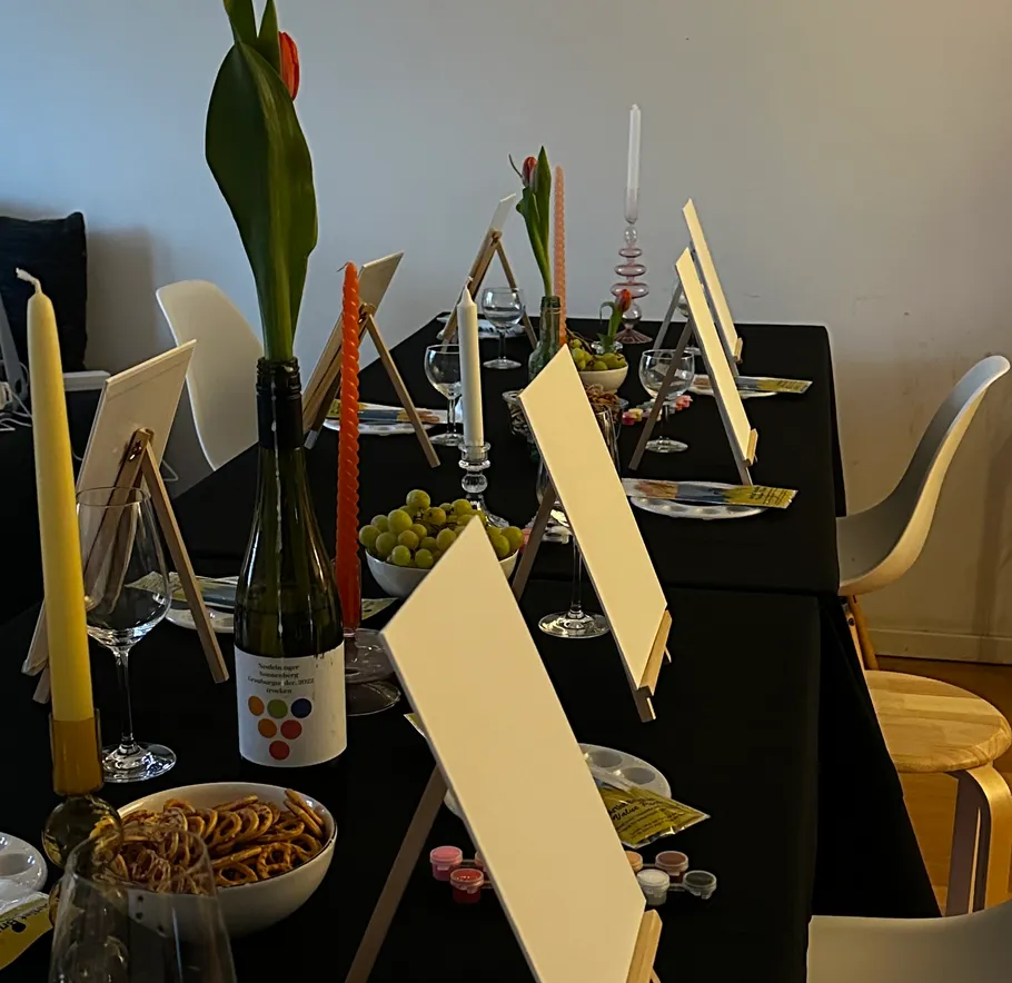 Leinwände und Snacks auf einem Esstisch.