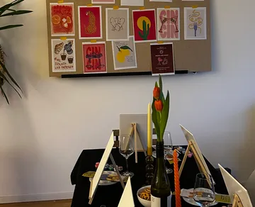 Kunstthementisch mit Gemälden und Dekorationen.