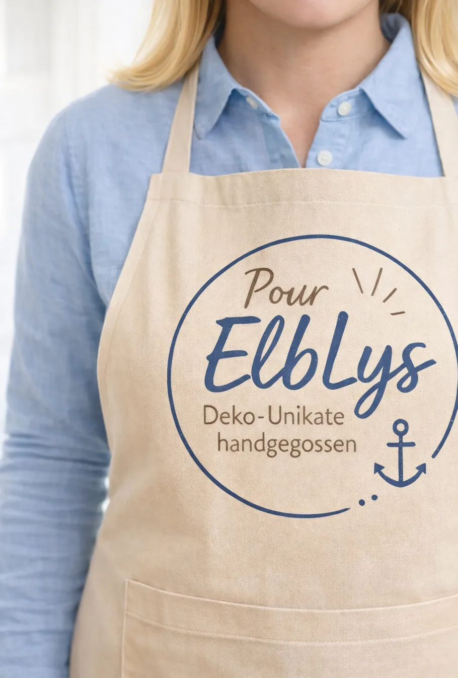 Frau trägt Schürze mit gedrucktem Logo.